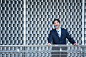 人,着装得体,城市,套装,商务_108117011_Smiling Japanese businessman standing at railing_创意图片_Getty Images China