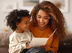 可爱的小儿子在母亲节给妈妈寄贺卡，在家里一起庆祝