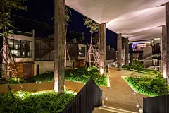 泰国Botanica Khao Yai度假村景观 by TROP:Terrains+Open Space :   TROP:Terrains+Open Space ：植物园位于泰国最重要的国家级自然保护区——坳崖边。那是一块废弃的农田。前面是一条地方公路，后面是一座紧靠边界线的小山。分为两个主要地块，道路旁的前地块为住宅区，山旁的第二地块为居民和游客休闲活动的公共公...