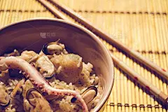 吃米饭、鱼、海鲜、贻贝、章鱼、鱿鱼等食物。