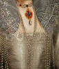 珠宝是古典油画中最华贵精致的一抹细节。在西方古典油画中，华美的珠宝与清丽典雅的美人相互辉映，简直美的让人不能呼吸。 ​​​​