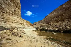 峡谷是内盖夫沙漠中最美丽的峡谷。天空在水中反射.峡谷的墙壁被山洞腐蚀了.3.这条峡谷是青江畔形成的.