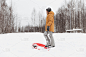 一个女孩在冬季公园里滑滑梯，健康的生活方式，运动散步