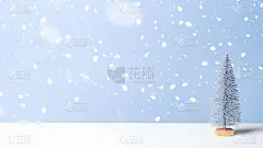 迷你圣诞树在雪在蓝色的背景。圣诞横幅与复制空间，新年贺卡。最小的风格。