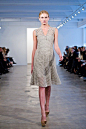 深得极简主义精髓的设计师Francisco Costa ，在Calvin Klein 2012春夏系列女装中用如内衣般轻盈贴身的设计将女性的玲珑曲线和婀娜体态美淋漓尽现。