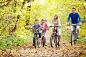 骑自行车旅行的家庭高清摄影图片