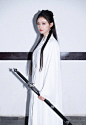 林允 参加综艺节目cos小龙女的一组造型照，她身穿一袭白衣，佩戴一柄长剑，英气十足！ ​​​​