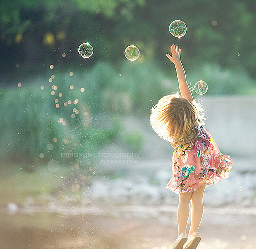 小时候，喜欢追着五光十色的泡泡，不放弃。...