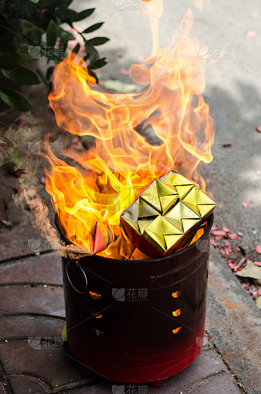 春节祭祖，烧纸金