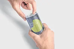 手持精致易拉罐金属瓶装饮料样机模型效果图5 Small Tin Can Mockups插图(3)