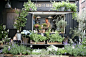 #植物小周边# 开一家漂亮的花店，整日与花草相伴，这大概是很多人藏在心底的美好愿望，而设计师Martin Reinicke却把它变成了美好的现实。他在丹麦创建的Blomsterskuret花店质朴而美丽，成为哥本哈根街头一道梦幻的风景。