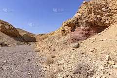 在蓝天的映衬下，埃拉特红峡谷的山峦和山谷绚丽多彩