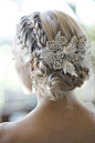 蓬松自然的盘发可以轻松胜任各种重要场合，而麻花辫和花朵发饰的点缀，更能体现新娘的喜悦与甜蜜。