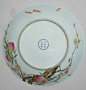 清雍正粉彩过枝桃树纹盘
【简介】

高8.4cm，口径50.6cm，足径28.1cm。

盘撇口，弧壁，圈足。内底彩绘一株桃树沿盘壁蜿蜒伸展至外壁，上结有9枚桃实，6枚在盘内，3枚在盘外。枝旁飞舞数只红蝙蝠。桃花盛开，果实累累，红色的桃实，粉色的桃花，嫩绿的枝叶，画面喜庆吉祥。圈足内施白釉。外底署青花楷书“大清雍正年制” 双行六字款，外围青花双线圈。