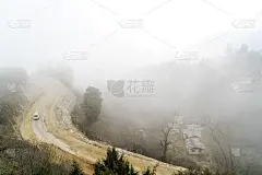 在一个雾蒙蒙的日子里，Dochula旁边的道路经过了108支chortens，这是不丹廷布市纪念不丹
