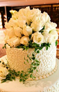 花朵装饰的婚礼蛋糕。。。
