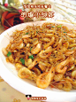 油爆小河虾
主料：250g小河虾 
配料: 5g姜丝 5g葱花 1.5勺料酒 
1.5勺生抽 1勺白糖 1勺老抽 
3g鸡精 适量植物油 5g盐 
制作步骤
1、小河虾清洗干净，放到沥水盆中沥干水分。
2、葱切葱花，姜切丝，备用。
3、锅中放入比平时炒菜稍多的油，烧热后，放入姜丝爆香。
4、放入小河虾爆炒。
5、烹入生抽。
6、倒入老抽。
7、烹入料酒。
8、调入白糖、盐、鸡精，快速翻炒。
9、将水分炒干，撒入葱花即可。
如果喜欢嫩些的口感