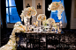 婚礼布置-都市奢华婚礼：大量堆积的鲜花:兰花，玫瑰，郁金香，绣球;黑色的主色，配上银色和金色