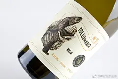 西班牙Adegas Tollodouro红酒包装设计，基于19世纪的雕刻和装饰的现代感插画设计，选择葡萄园地区的不同特色动物进行创意组合。 ​