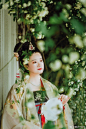 【鹤庐】汉服——织金大袖衫。麻豆@北京南京 ，妆造@素手绾执 ，同行@弍景Nicole @不会取昵称的刹那 。麻豆真是端庄大气又妩媚，这款定制的织金面料从年前等到4月才拿到，果然适合华丽风格 ​​​​