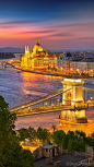 如果说布达佩斯最适合、情侣旅行的欧洲城市并不为过。缓缓流淌的多瑙河、连接着布达老城与活力涌现的佩斯新城。两城合并已经有130多年，但仍然保持着各自的风貌:热闹繁华属于佩斯，而中世纪般的布达则古迹遍布。——布达佩斯#国会大厦#多瑙河