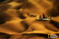 《丝绸之路》
新疆鄯善县沙漠里留有一座楼兰古城遗址，日出时分驼舟经过沙海仿佛又回到了曾经丝绸之路。
摄影：山水隐仕