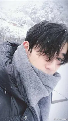 #朱一龙# 救命啊 每天睁眼闭眼都想着朱一龙 有了居老师以后 现在心里已经没有任何墙头的存在感了 和朋友的聊天全是表情包美照 居老师你怎么可以这么完美 我要把你娶回家 ​