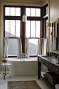Lake House traditional bathroom小窗帘，小干花。