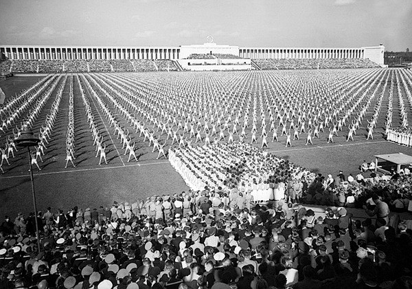 42. 1938年9月8日，德国纽伦堡，...