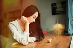 很多时候，一个人变得安静不想说话，并且选择沉默下去，这样的情绪也许是在长久过程一天天累加，一天天积累，反过来失望，才会沉默。而在之前，是因为在乎，所以才会愿意把一切都告诉她，连一丝丝的小情绪都会想让她知道，一点点的小开心也会想去和她分享，而一个人变得不爱说话，对你爱理不理，至少说明他已经对你有情绪了，也许是曾经在乎过得到的只是失落，所以没有开口的必要，也许真的是失望透顶，所以觉得任何言语，任何的期望都是多余的，连话都不想说。你知道最远的距离是什么吗？不是时空，而是在心里。 --安梦
