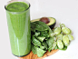 【菠菜Smoothie】
材料：两杯菠菜叶、1个梨(去皮去核切丁)、15颗青提或红提、6盎司脱脂Greek yogurt、2tbsp牛油果(切丁)、1-2tbsp新鲜的青柠汁
　　这款Smoothie并不一定人人都喜欢喝，毕竟味道太健康了，但对减肥清肠胃很有帮助，是明星教练Harley Pasternak的客户们非常喜爱的健康饮品之一，尤其是在撒欢吃喝之后。
　　如果不是用那种可以生吃的嫩菠菜，使用前必须先焯水，因为普通菠菜中草酸含量较多。