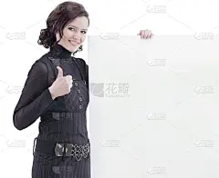 竖着大拇指的空白横幅的女孩