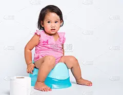 可爱的小宝贝女孩教育训练到坐在蓝色夜壶上