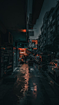 有汽车和大厦的城市街道在晚上