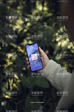 手持手机场景样机  - 源文件下载【酷图网】手持手机样机,手机场景样机,数码产品样机,苹果手机样机,iPhone样机,手机壁纸样机,app样机,UI设计样机,UX设计样机,小程序样机,智能手机样机,VI展示样机,VI应用样机,Logo展示样机