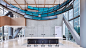 受IBM委托，informative受邀开发»FLUX«，这是慕尼黑新IBM Watson IoT总部的永久性安装。32个弧形屏幕嵌套在抛光的钢制外壳中，覆盖8个带状显示屏。受IBM Watson形状的启发，»FLUX«由基于复杂IoT数据，各种传感器输入和天气预报的动态视觉组成。数据驱动的视觉内容根据实时输入进行移动和聚类，反映了技术的创新，增长和创造力。