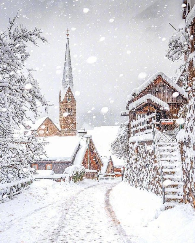 奥地利小镇哈尔施塔特的冬日雪景❄️ in...