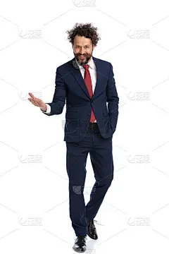 商人一只手插在口袋里走向相机