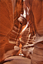 羚羊峡谷是世界上著名的狭缝型峡谷之一，也是著名的摄影景点。峡谷总长约400多米，谷顶两侧的距离很窄，但由谷顶到谷底的垂直距离却高达十数米。光线完全是自然光通过不同深度的红色岩层缝隙的折射射入洞内的，因此光线时刻在变化。一年四季，甚至每天不同的时间，不同的角度看到的风景都不一样!