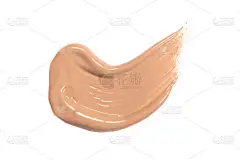 在白色上分离的米色粉底抹片