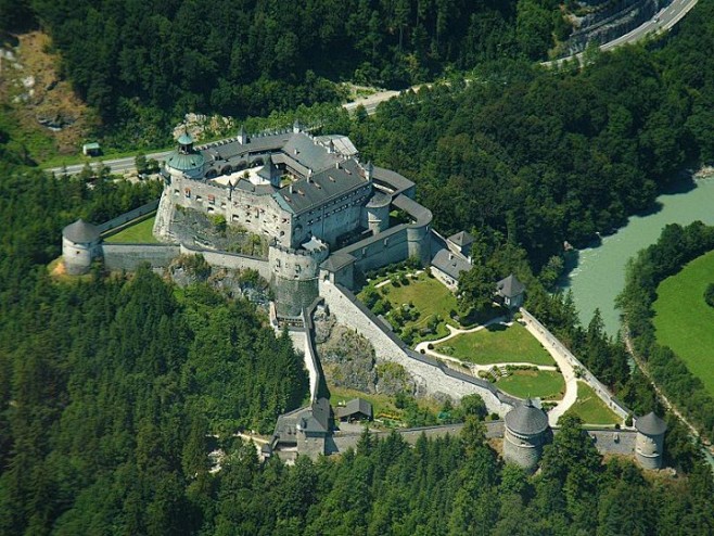 Hohenwerfen城堡矗立在萨尔斯山...