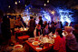，芬兰蒂蒂里石灰岩矿的地下餐馆Muru Pop Down，食客们正在用餐。这家餐馆位于地下80米，老板是获奖大厨尼可拉斯·伊克伯勒姆。
