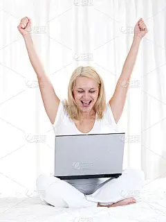 快乐的年轻女子举起双手。