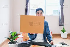 亚洲男子书写订单产品从客户电话订购他在记事本上记录准备货物或货物运送给客户在新冠肺炎新常态的日子