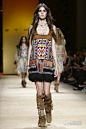 当地时间2014年9月19日，Etro 2015春夏系列在米兰时装周上发布。设计师Veronica Etro从父辈的品牌基因中获取灵感，以Etro传统的佩斯利花纹为主题，重塑了1960年代旧金山的嬉皮士风情：佩斯利花纹的连身裙、及膝流苏长靴、手工绣花马甲、流苏斗篷、印第安图腾图案的滚边、羽毛项链……她们就像是21世纪的Janis Joplin。Veronica Etro真的很大胆，在如今这个以极简主义、运动风格、未来风格、科技印花当道的时尚时代，毅然拥抱60年前的时尚，把混搭、层叠、波西米亚演绎得如此纯