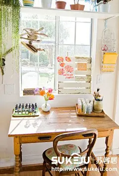 8款壁纸巧铺背景墙 新年旧家展新颜家中的阳光明媚不仅要依靠尽可能好的自然采光，室内的装饰技巧也不容小觑。亮白色的墙漆配合着光照，让客厅异外亮堂。电视柜、壁柜、书柜及贵妃椅所拼接而成的沙发床，都选择了...