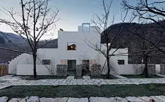 河北隆化热河山谷天空院子建筑设计 /  gad : “旅游是获得愉悦感和浪漫性的最好媒介”，度假能够让人偶尔脱离日常的轨道，在远行时再次拾得生活的新鲜感，于自然野趣中收获B面生活的体验。 度假进阶 热河山谷天空院子坐落于河北隆化县七家温泉镇，场地背山临溪，呈半月型沿峡谷铺展开来，从北京驱车而来沿途散落着多处荒废已久的长城遗址。因距北京不远，这里日渐成为人们选择度假游玩的热门场地。 ▲场地概念手绘 度假是对新生活方式的尝试，要创造一种怎样的新生活方式...