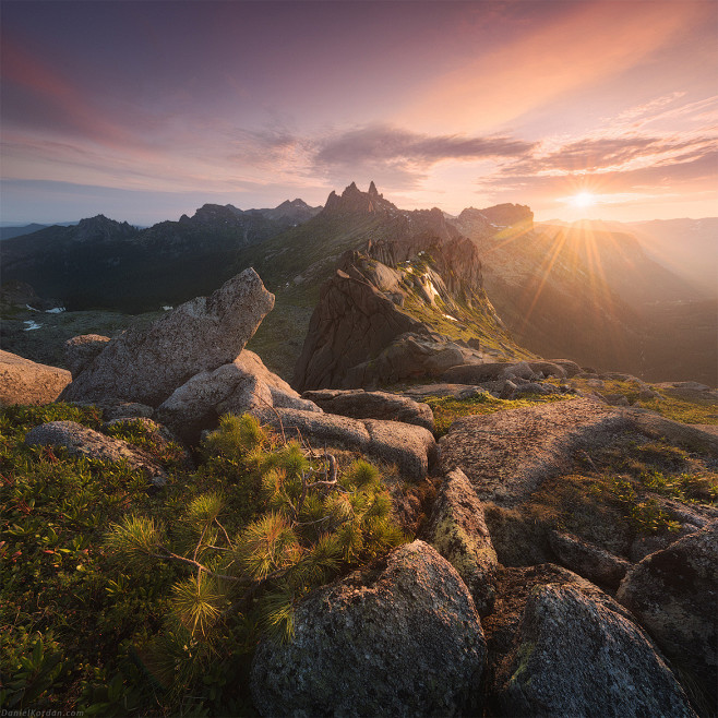 夕阳下的山顶 Daniel Kordan...