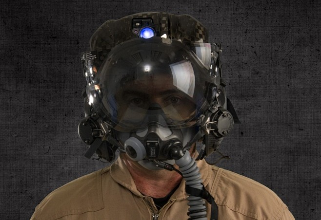 美国F-35头盔显示系统真人展示 价值4...