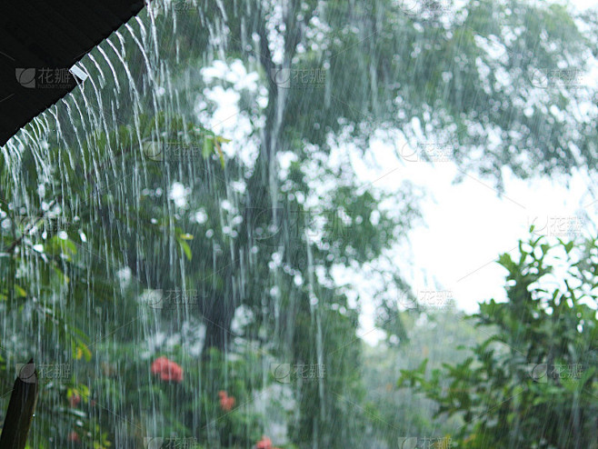 雨点落在宁静而美丽的乡村，宁静而浪漫。